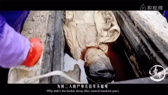 Thi thể không chỉ giữ được tính linh hoạt mà còn được bảo quản cẩn thận bên trong một chiếc quan tài kín, ngăn cách với môi trường bên ngoài.