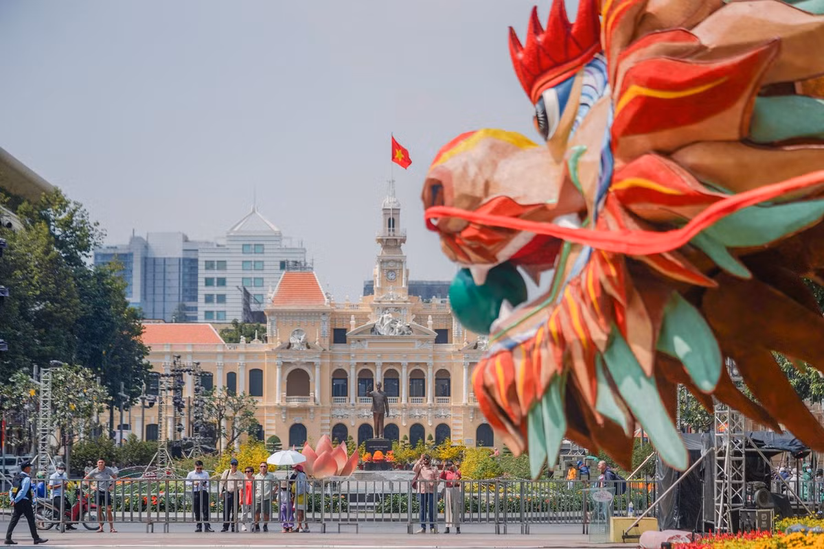 Đường hoa Tết Nguyễn Huệ vẫn đang có rào chắn và đúng 19 giờ 7/2, đường hoa mới khai mạc mở cửa cho du khách, người dân vào tham quan.
