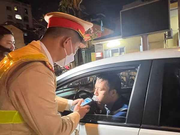 Đi chúc Tết, nhiều 'ma men' vi phạm nồng độ cồn vượt kịch khung - Hình 2 Di chuc Tet, nhieu 'ma men' vi pham nong do con vuot kich khung-Hinh-2