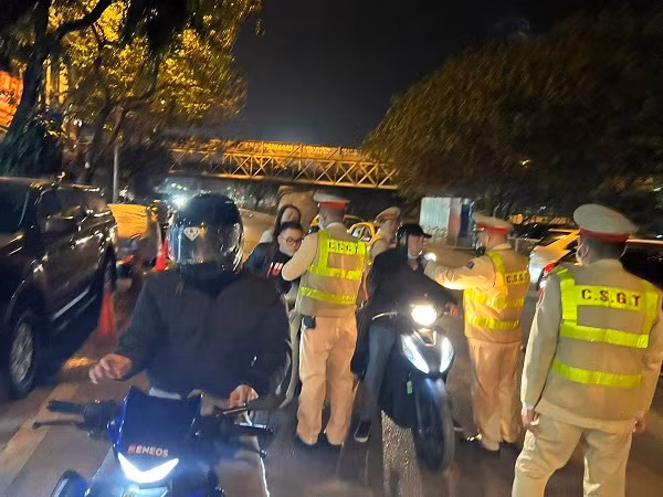 Đi chúc Tết, nhiều 'ma men' vi phạm nồng độ cồn vượt kịch khung - Hình 5 Di chuc Tet, nhieu 'ma men' vi pham nong do con vuot kich khung-Hinh-5