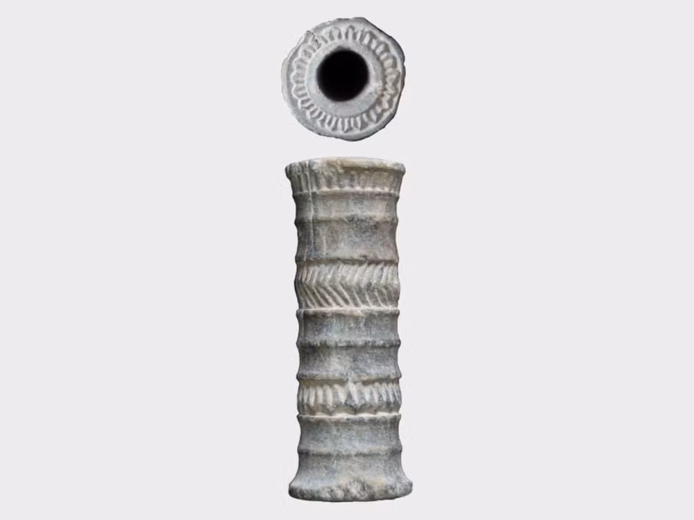 Một lọ son môi được tìm thấy trong mộ cổ tại TP Jiroft ở phía Đông Nam Iran đã làm lộ ra một phần của di sản văn hóa đáng kinh ngạc từ thế giới Trung Đông cổ đại.