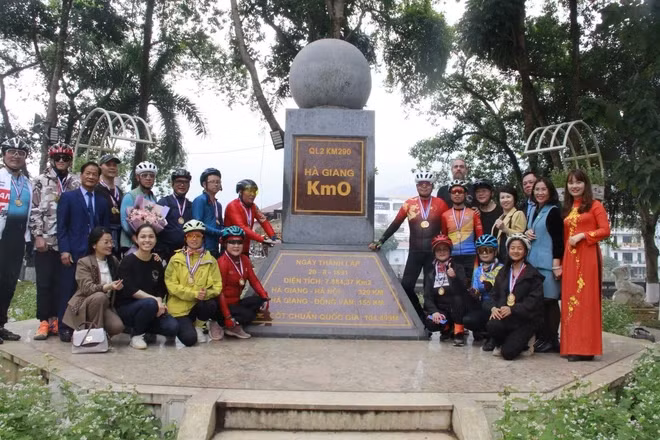 Độc đáo tour xe đạp “Một hành trình-Hai quốc gia” vùng biên viễn - Hình 2 Doc dao tour xe dap “Mot hanh trinh-Hai quoc gia” vung bien vien-Hinh-2