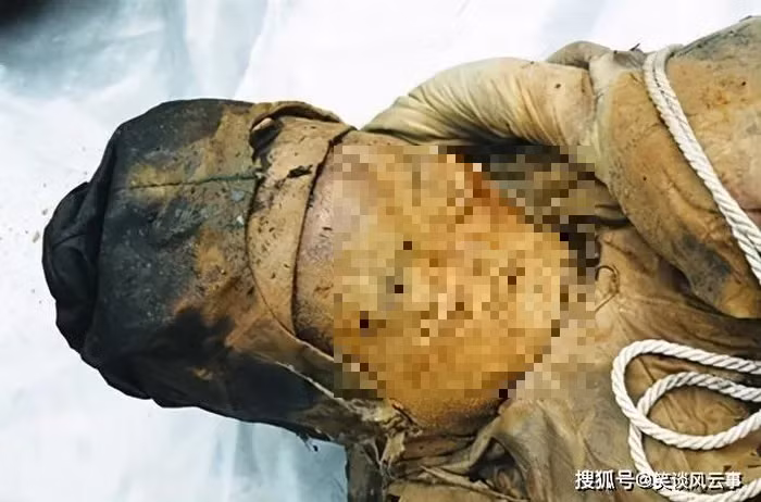 Người phụ nữ có chiều cao khoảng 1,5 m, vẻ ngoài vẫn rất rõ ràng, không hề phân hủy sau hàng trăm năm. Cô được gọi là người đẹp ngủ dưới lòng đất.