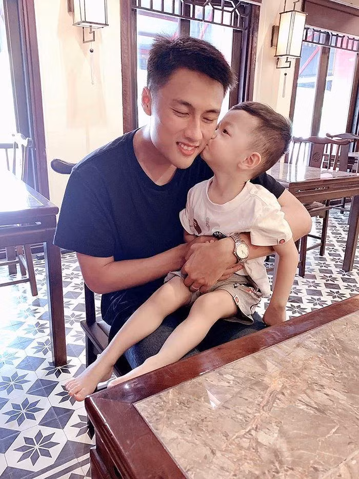Từ khi về với vòng tay của Kỳ Hân, gã “trai hư” thay người yêu như thay áo ngày nào đã thay đổi. Giờ đây, Mạc Hồng Quân trở thành một người chồng, người cha đầy trách nhiệm.