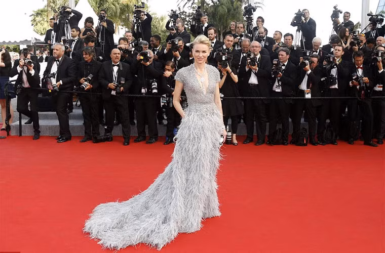 Nữ diễn viên người Anh Naomi Watts ghi điểm với chiếc váy màu ghi đơn giản nhưng bắt mắt.