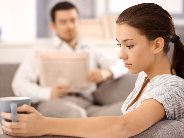 Không bao giờ lắng nghe vấn đề của bạn: Khi bạn chia sẻ về một vấn đề nào đó, chàng tỏ ra không thực sự quan tâm hoặc không cố gắng giúp đỡ bạn. Dấu hiệu này cho thấy chàng chỉ coi mối quan hệ với bạn là cho vui.