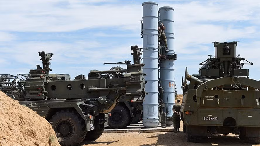 Ngoài ra cần lưu ý rằng các hệ thống S-300 chưa bao giờ được kích hoạt không chỉ ở Syria mà còn trên phạm vi toàn thế giới, chúng chưa bao giờ được sử dụng để tiêu diệt các mục tiêu trong tình huống chiến đấu thực sự.