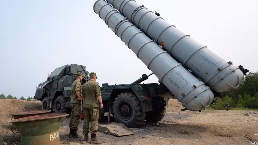 Cụ thể, chúng ta đang nói về sự chi phối tuyệt đối của quân đội Nga đối với radar S-300 của Syria, chúng chỉ được sử dụng để tăng cường kiểm soát không phận nơi có căn cứ quân sự của Nga.