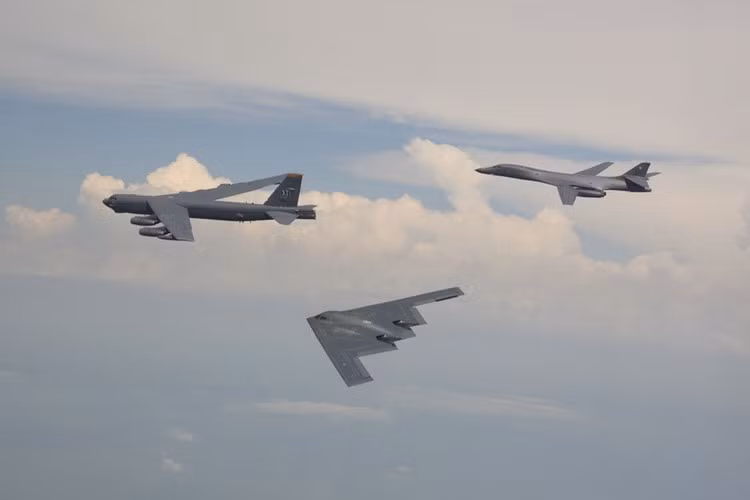 Đây là hai trong số 4 chiếc B-1B được Mỹ triển khai tới căn cứ Andersen trên đảo Guam từ hồi đầu tháng.