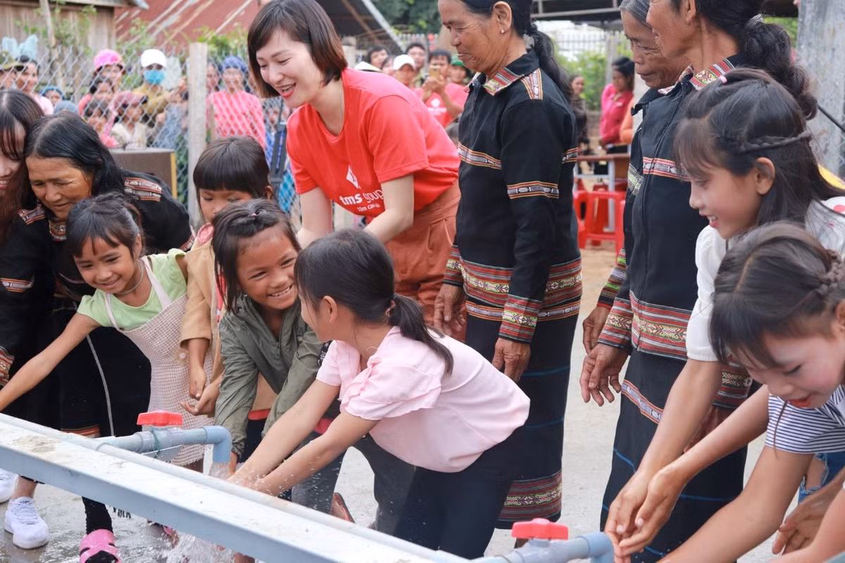 Nguoi dan Mang Yang han hoan don nguon nuoc sach ve ban lang