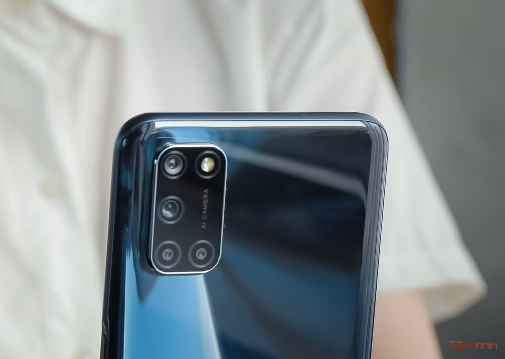Mặt trước OPPO A92 là màn hình chấm kích cỡ 6,5 inch tỷ lệ 20:9 (tỷ lệ màn hình so với thân máy đạt 90.5%), độ phân giải Full HD+, mật độ điểm ảnh 405 PPI kết hợp độ sáng lên tới 480 nits cho hình ảnh sắc nét. Màn hình đạt chứng nhận bảo vệ mắt từ TüV Rheinland (lọc ánh sáng xanh và giảm tác hại của màn hình đối với mắt).