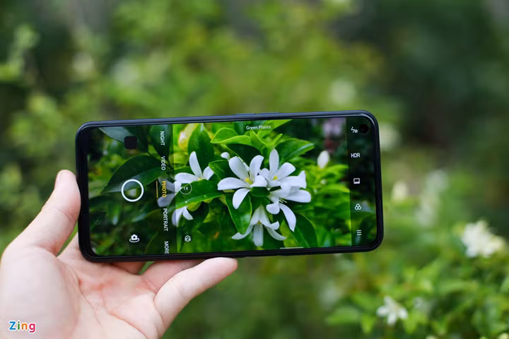 Camera vẫn là điểm nhấn của Oppo. Thử nghiệm nhanh trong một số điều kiện ánh sáng, máy cho khả năng bắt nét nhanh, chính xác. Màu sắc trên máy được tái tạo chân thực. Hai chế độ ấn tượng nhất trên Oppo A92 là chụp ảnh chân dung và chụp đêm. Chế độ chụp chân dung cho khả năng xoá phông ấn tượng, chủ thể nổi bật. Trong khi đó, chế độ chụp đêm bắt nét chính xác, xử lý nhanh, hình ảnh ít bị nhiễu và bệt màu.