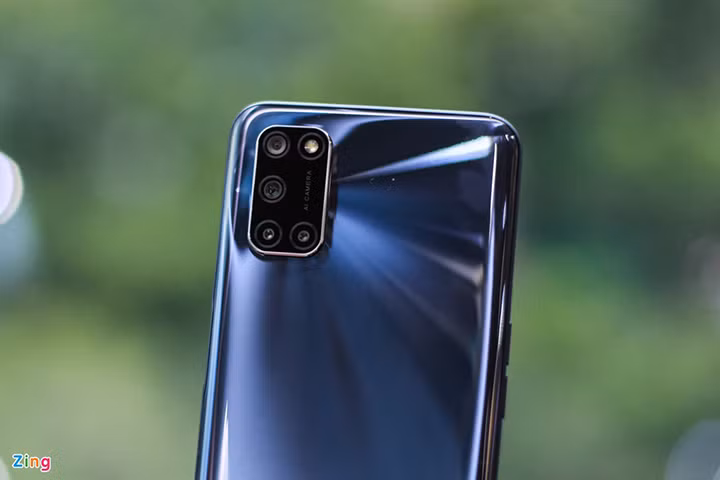 Cụm 4 camera được đặt theo hình chữ L, cân đối với đèn flash phía trên, gói gọn trong khung kim loại chắc chắn. Camera chính có độ phân giải 48 MP, khẩu độ f/1.7, ống kính góc siêu rộng 8 MP, ống kính macro 2 MP và cảm biến chiều sâu 2 MP.