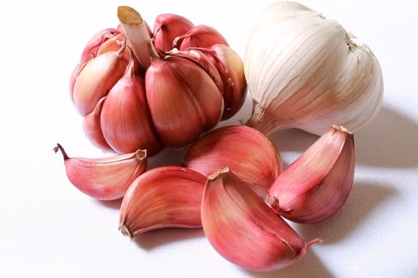 Tỏi rất giàu chất dinh dưỡng có thể tăng cường hệ thống miễn dịch của bạn. Nếu bạn bị cảm lạnh, hãy thêm tỏi vào chế độ ăn của bạn.