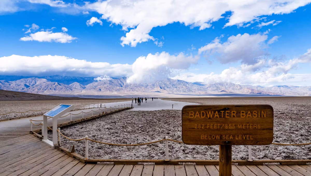 Lưu vực Badwater, một vũng nhỏ "nước xấu" không thể uống được do muối tích tụ ở Thung lũng Chết, nắm giữ kỷ lục là điểm thấp nhất ở lục địa Bắc Mỹ. Nguyên do là bởi nơi này có độ sâu 85m dưới mực nước biển. Ảnh: oasisatdeathvalley.
