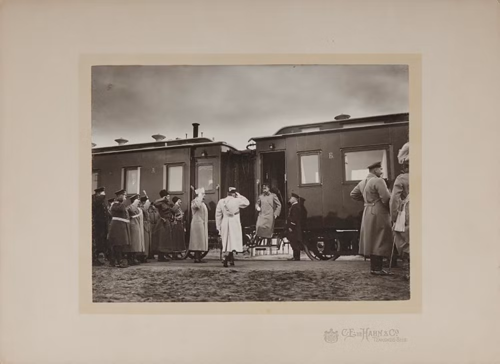 Các tướng lĩnh quân đội và quan chức đón chào Sa hoàng Nicholas II. Ảnh chụp tại ga Suwalki (nay thuộc Ba Lan) vào năm 1904.