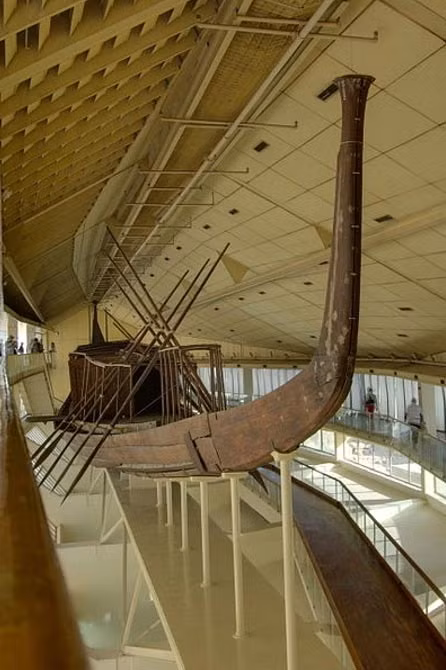 Thuyền Abydos là loại thuyền đầu tiên được đóng từ các tấm ván lại với nhau chứ không phải được gọt đẽo từ thân cây nguyên khối. Nó khác hoàn toàn với những tấm bè hoặc thuyền độc mộc mà họ tạo ra trước đó. Khám phá này là bằng chứng về sự phát triển quan trọng trong lịch sử chế tạo thuyền của người Ai Cập cổ đại. Ảnh: CC BY SA 3.0.