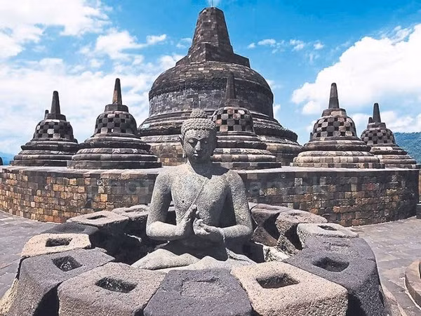 Mãi đến sau chiến tranh thế giới lần thứ 2 kết thúc ( năm 1945), Indonesia mới ý thức được tầm quan trọng của Borobudur liền mời nhiều nhà khảo cổ trên thế giới đến nghiên cứu, đồng thời yêu cầu UNESCO giúp sức để trùng tu. Một chương trình cấp thời vào năm 1948 do Liên Hiệp Quốc đưa ra đã giúp cho Borobudur thoát khỏi cảnh hoang tàn và quên lãng. Tiếp theo là một chương trình trùng tu rộng lớn hơn kéo dài từ 1973 đến 1982 do UNESCO đảm trách với sự hợp tác của 27 quốc gia trên thế giới đã hồi phục cho Borobudur. Chương trình trùng tu tốn 17 triệu đô-la.