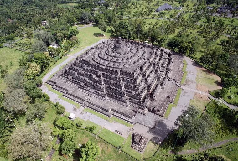 Borobudur trong tiếng Indonesia có nghĩa là “Tháp Phật trên đồi cao". Toàn bộ tháp do 300 nghìn viên đá xếp thành, được xây dựng trên một mặt bằng hình vuông rộng 2 500 m², theo mô hình của một Mạn-đà-la, tức sơ đồ về khái niệm vũ trụ của Phật giáo Tây tạng. 