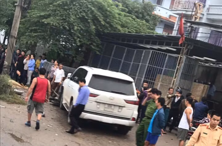 Xe Lexus bien ngu quy 30A-777.77 mat lai, tong chet mot phu nu