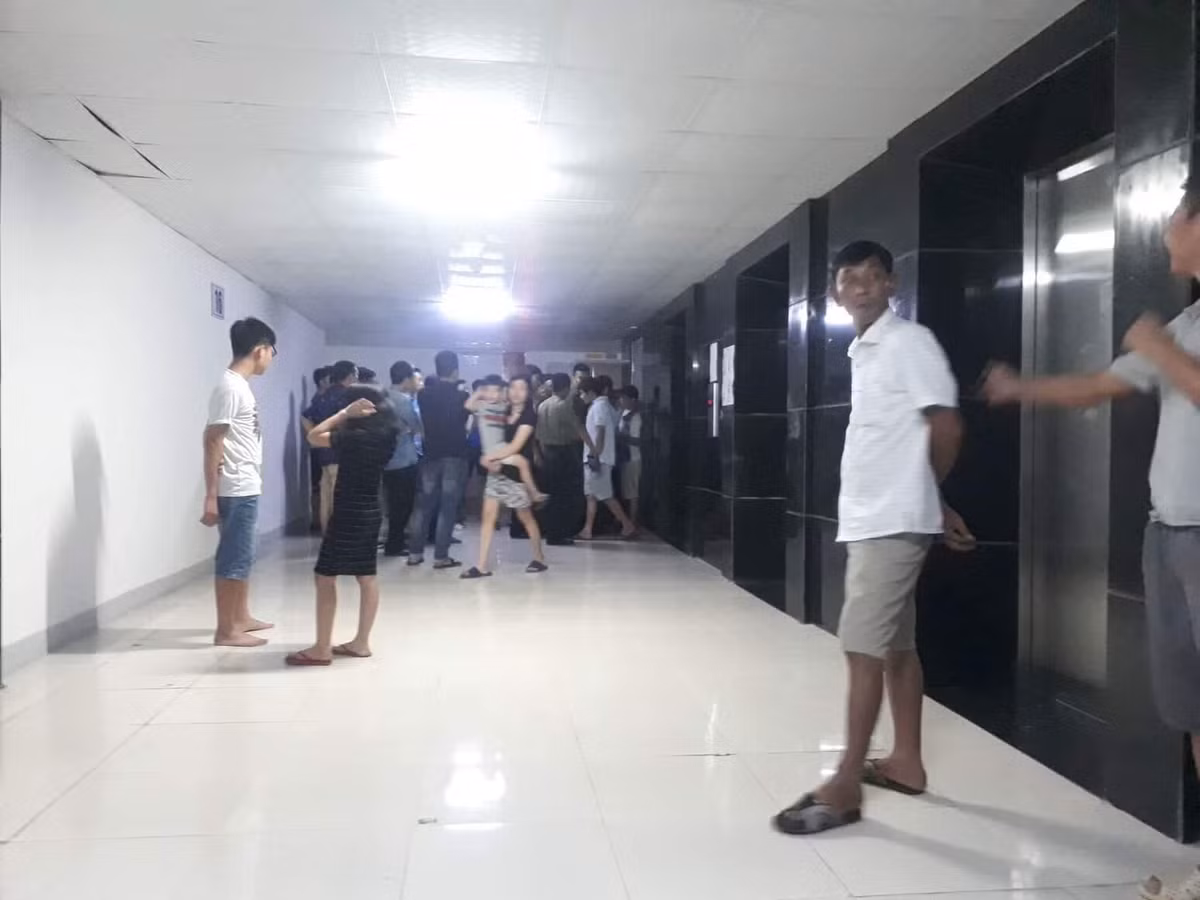 Thấy bệnh tình của vợ thuyên giảm, chồng của Sen là anh T. đã đón vợ về ở cùng con trai là cháu Huy. Sáng 20/7, anh T. đi làm, để vợ ở nhà chơi cùng con và cháu Thư (con của chị anh T.). Khoảng 9h sáng, sau khi chồng đã đi làm, Sen ở nhà lấy dây thắt lưng siết cổ con trai và cháu Thư tử vong rồi dùng chính chiếc thắt lưng này siết cổ mình tự tử nhưng không chết. Sau đó, Sen cho thi thể một cháu bé vào bao tải. Khoảng 19h tối cùng ngày, bảo vệ chung cư HH02 phát hiện Sen có những dấu hiệu bất thường định nhảy lầu tự tử nên đã ngăn chặn.