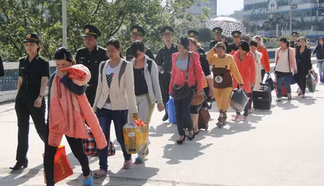 Những trường hợp kể trên chỉ nói lên được phần nào về bức tranh tội phạm buôn bán người, đặc biệt là buôn bán phụ nữ và trẻ em sang Trung Quốc đã và đang diễn biến phức tạp. Nhiều phụ nữ là nạn nhân do nhẹ dạ, cả tin, nhưng cũng nhiều người tự biến mình thành nạn nhân vì hám lợi. Để ngăn chặn tình trạng này, nhà chức trách cần làm tốt hơn nữa công tác tuyên truyền, phổ biến pháp luật và xử lý nghiêm loại tội phạm này. Đặc biệt, tạo nhiều công ăn việc làm trong nước, nâng cao đời sống cho người dân để nạn buôn bán người sẽ không còn đất sống.