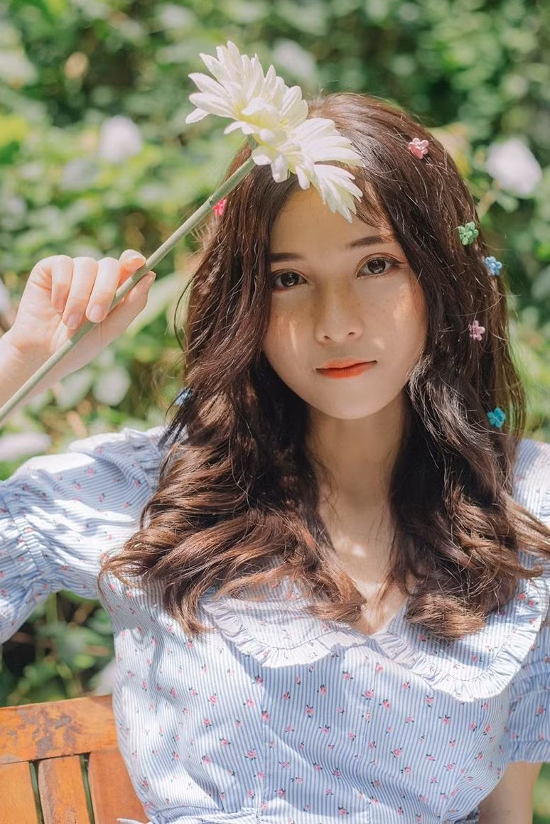 Hot girl truong Luat duoc nhan xet giong idol Han Quoc-Hinh-5