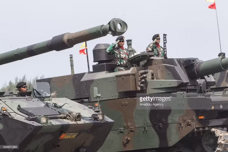 Giai đoạn phát triển kéo dài trong vòng 37 tháng, nguyên mẫu đầu tiên được chế tạo tại Thổ Nhĩ Kỳ, trong khi chiếc thứ hai sẽ do Indonesia lắp ráp, quyền sở hữu trí tuệ theo thỏa thuận sẽ chia đều cho hai bên tham gia.