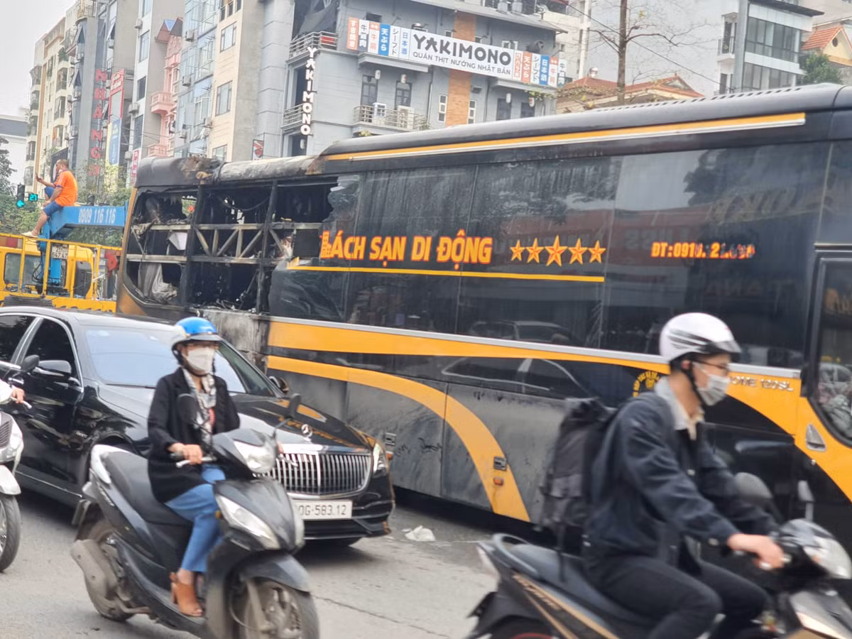 Ha Noi: Xe “Khach san di dong” chay rui phan duoi khi gan cap ben