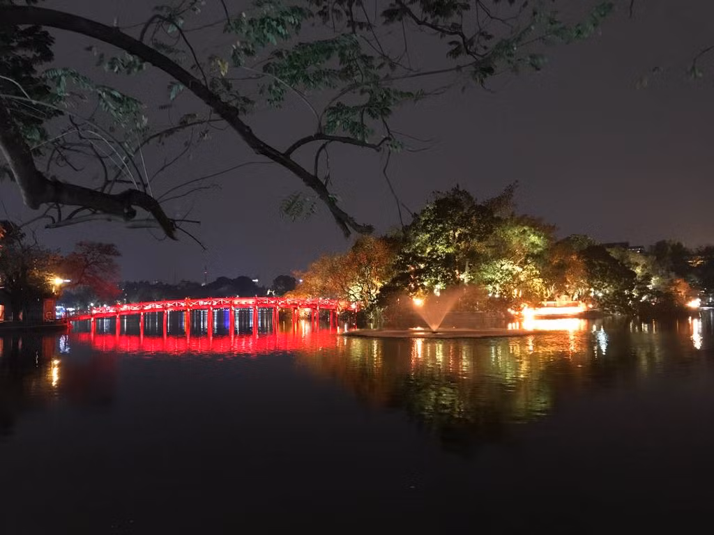 Đêm khuya, sau khi uống hết cả lít rượu, gặm hết cả con gà, Tuyên lượn ra bờ Hồ. Cứ thấy đôi trai gái nào ngồi tình tự, ôm ấp bên ghế đá là Tuyên ra cà khịa. Túm tóc kéo hai mái đầu ra hai bên, Tuyên ghé sát mặt đỏ phừng sặc mùi rượu vào từng người, quát: "Chúng mày hôn nhau thế mà không thấy thối mồm à?". Ai chống cự là Tuyên lẳng xuống hồ. Chân tay vẫn chưa hết ngứa ngáy, Tuyên mò đến những quán mát xa, cà phê đèn mờ quậy phá. (Ảnh minh hoạ) 
