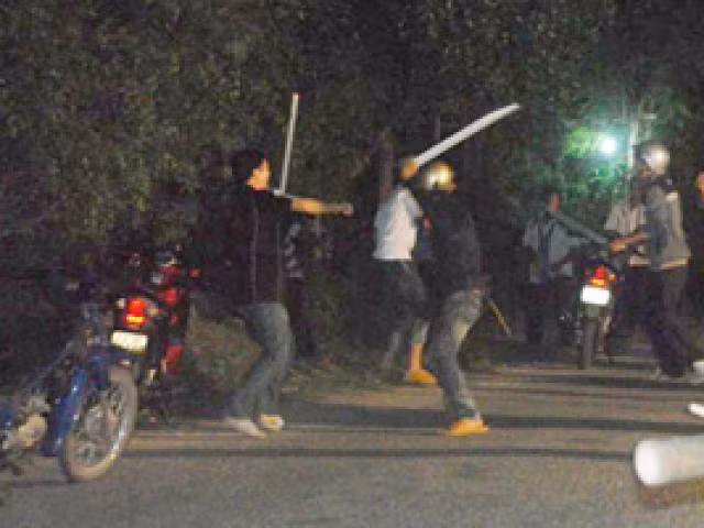 Càng đánh nhiều, Tuyên càng lỳ đòn, các ngón đòn càng độc. Không ăn được Tuyên trong những trận đánh vỗ mặt, nhiều tay chuyển sang đánh lén. Có lần, Tuyên bị nhóm 7 tên đánh úp. Dao, mác chém tứ phía. Tuyên vừa đánh, vừa né, vừa chạy. Máu chảy tóe loe. Hàng chục vết sẹo trắng nhởn trên cằm, trên cổ tay, ở lưng, ở hông… là dấu ấn của những trận đánh kinh hoàng ấy. Vùng vẫy ở Quảng Ninh một thời gian dài cũng thấy chán, Tuyên quyết định hành tẩu lên Hà Nội để thỏa chí giang hồ. (Ảnh minh hoạ)