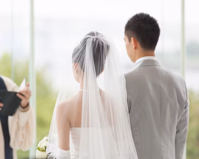 23 tuổi, Tuyên cưới vợ, một cô gái thôn quê chân chất ở làng bên. Mẹ và các chị gái góp tiền giúp Tuyên mở quán Karaoke, bi-a ở ngay giữa trung tâm làng. Nhưng cuộc sống gia đình ở chốn quê khiến Tuyên thấy ngột ngạt, tù túng, bức bí. Thế là để mặc vợ con cho mẹ già, Tuyên bỏ nhà đi bụi. Tuyên lang bạt xuống Hạ Long, rồi lên Móng Cái. Tuyên làm đủ nghề để sống. Từ buôn than thổ phỉ, chăn dắt gái mại dâm, bảo kê cho các quán nhậu, mở vũ trường… Vẫn thói ngang tàng, đến đâu, gặp kẻ nào vỗ ngực xưng tên là Tuyên nện. Tuyên không ngán đụng độ với cả những tay giang hồ khét tiếng Quảng Ninh. (Ảnh minh hoạ)
