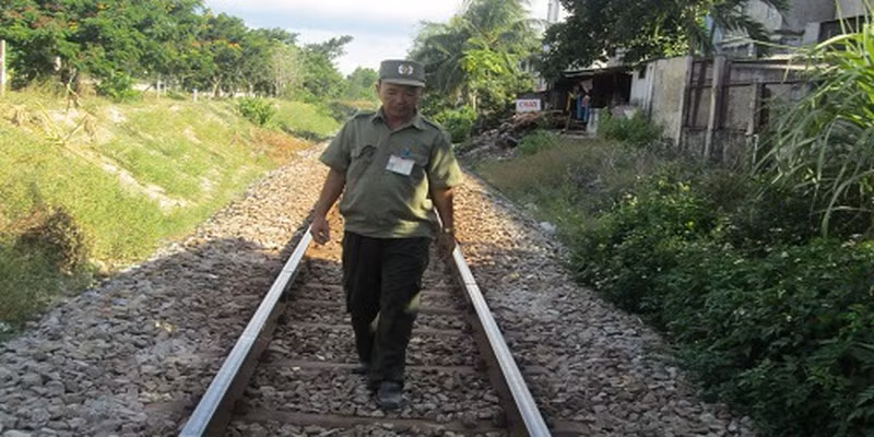 Sau nhiều lần lần ăn nằm ở dề mai phục vào những đêm lạnh buốt đến tê người Bửu “liều” đã tóm gọn đối tượng đang thực hiện hành vi cùng tang vật bàn giao cho Công an xử lý. Với chiến công ấy, anh được các cấp trong ngành đường sắt, Công an từ trung ương đến địa phương biểu dương, khen thưởng tinh thần đấu tranh tố giác tố phạm.