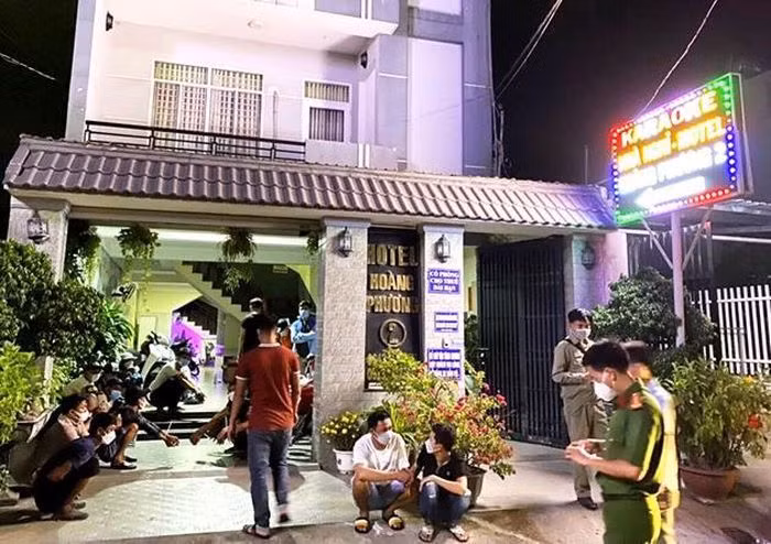  32 nam, nữ thanh niên sử dụng trái phép chất ma túy trong quán karaoke: Rạng sáng 15/3, Công an thị xã Phú Mỹ, Bà Rịa Vũng Tàu tiến hành kiểm tra hành chính quán karaoke Hoàng Phương 2, tại phường Mỹ Xuân. Quá trình kiểm tra, lực lượng chức năng bắt quả tang 32 đối tượng (gồm 22 nam và 10 nữ) có hành vi sử dụng trái phép chất ma túy.