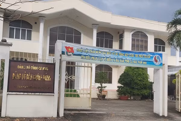  Bắt giam nguyên kế toán tham ô hơn 1,3 tỷ đồng tiền Đảng phí: Ngày 11/3, Công an tỉnh Cà Mau đã khởi tố bị can và bắt tạm giam 4 tháng đối với Trần Văn Phương (38 tuổi, ngụ TP Cà Mau, nguyên kế toán Đảng ủy Dân chính Đảng) để điều tra về hành vi tham ô 1,3 tỷ đồng tiền Đảng phí.