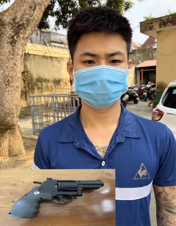  Bắn tài xế taxi vì nghi ngờ không chỉ chỗ bạn gái: Trần Văn Linh (26 tuổi, trú huyện Thọ Xuân, Thanh Hoá) nghi ngờ anh T.B.T. (35 tuổi, trú cùng huyện) nói dối để Linh không tìm thấy được bạn gái (vì trước đó, anh T. là người dùng xe taxi đưa bạn gái của Linh về). Bực tức, Linh đã rút súng bắn anh T. bị thương. Ngày 16/3, Công an huyện Thọ Xuân cho biết vừa bắt giữ Linh. 