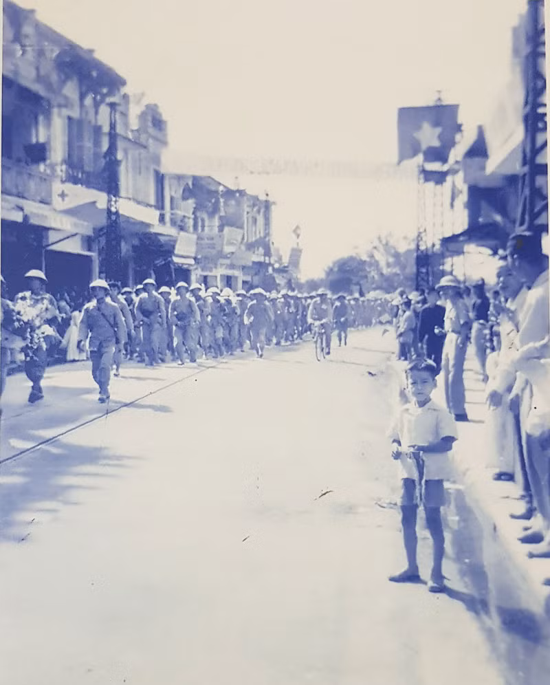 Buc anh dac biet ve khoanh khac dau tien Giai phong Thu do