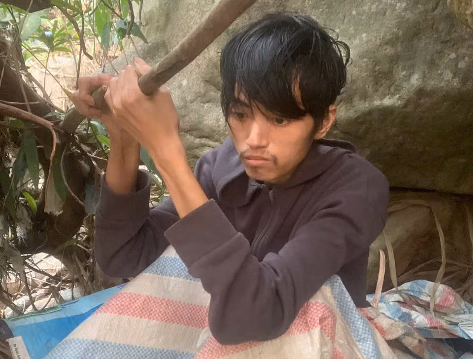Bắt đối tượng trốn nghĩa vụ quân sự sống chui lủi trong rừng Bat doi tuong tron nghia vu quan su song chui lui trong rung