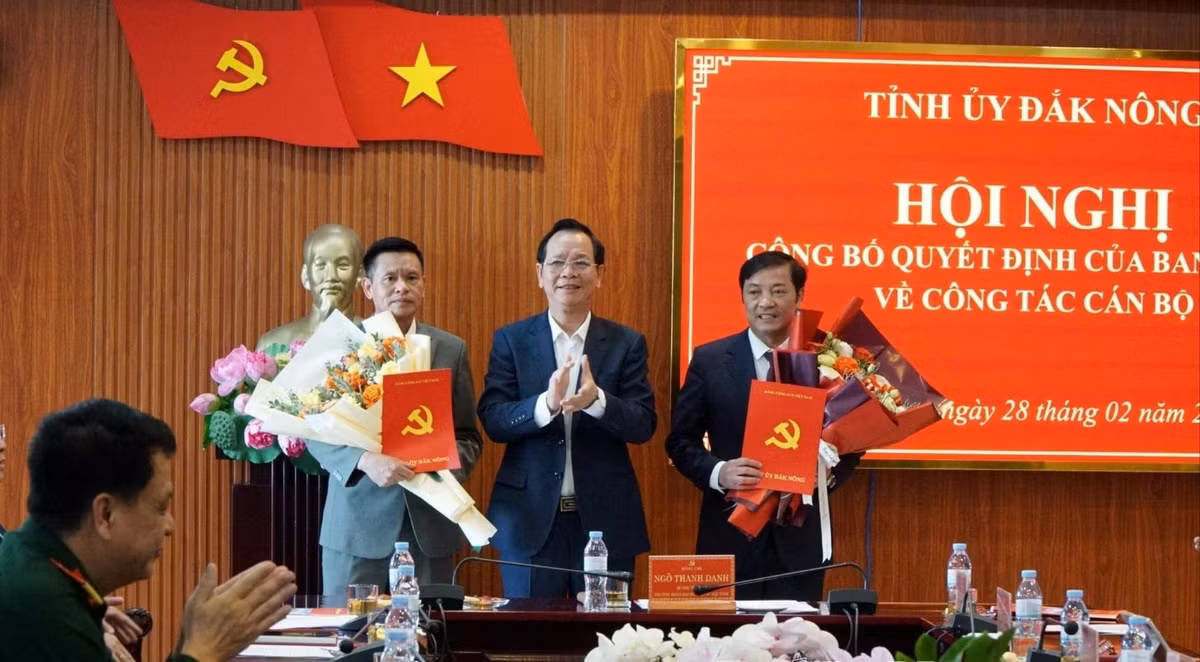 Ông Ngô Thanh Danh, Bí thư Tỉnh ủy, Trưởng Đoàn ĐBQH tỉnh Đắk Nông chúc mừng và trao các quyết định của Ban Bí thư Trung ương Đảng cho ông Lê Trọng Yên và ông Vũ Tiến Lư. Ngày 27/2, tại Tỉnh ủy Lạng Sơn diễn ra Hội nghị công bố quyết định của Ban Bí thư Trung ương Đảng về công tác cán bộ. Tại Hội nghị, đại diện lãnh đạo Ban Tổ chức Tỉnh ủy Lạng Sơn đã công bố Quyết định của Ban Bí thư Trung ương Đảng về việc điều động, luân chuyển, chỉ định ông Nguyễn Cảnh Toàn, Phó Chủ tịch Uỷ ban Quản lý vốn nhà nước tại doanh nghiệp tham gia Ban Chấp hành, Ban Thường vụ Tỉnh ủy và giữ chức vụ Phó Bí thư Tỉnh ủy Lạng Sơn, nhiệm kỳ 2020-2025.