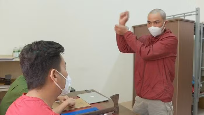  Dùng rìu đuổi chém thiếu tá Công an: Sau khi uống rượu, Y Hải Ayun (33 tuổi, ngụ TP Buôn Ma Thuột, Đắk Lắk) cầm theo cây rìu đến chốt kiểm soát dịch bệnh rồi đập phá, đuổi chém thiếu tá Mai Đình Thắng (cán bộ Công an phường Tân Lập). Ngày 15/11, Công an TP Buôn Ma Thuột cho biết đang tạm giữ Ayun điều tra, làm rõ.