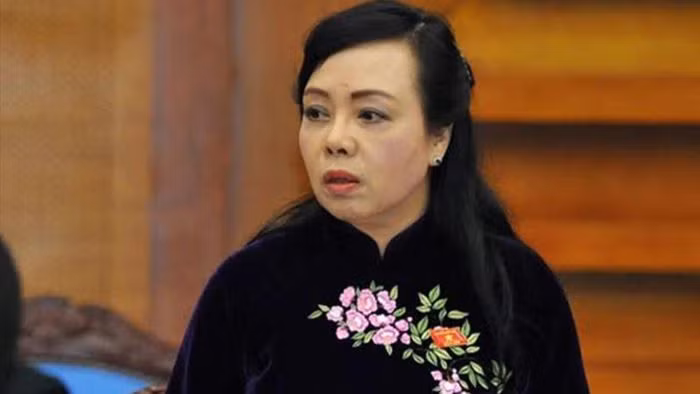  Kỷ luật cảnh cáo bà Nguyễn Thị Kim Tiến: Ngày 19/11, Bộ Chính trị đã thi hành kỷ luật cảnh cáo, đồng thời miễn nhiệm chức vụ Trưởng Ban Bảo vệ, chăm sóc sức khỏe cán bộ Trung ương đối với bà Nguyễn Thị Kim Tiến. Bà Tiến với cương vị Bộ trưởng Bộ Y tế chịu trách nhiệm chính, trách nhiệm người đứng đầu về những vi phạm, khuyết điểm của Ban cán sự đảng Bộ Y tế nhiệm kỳ 2016 - 2021 và Ban Thường vụ Đảng ủy Bộ Y tế nhiệm kỳ 2015 - 2020.