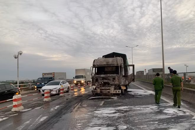 Cơ quan chức năng sau đó tạm phong tỏa làn đường ôtô trên cầu Thanh Trì hướng vào nội thành để lực lượng kỹ thuật hình sự, Công an quận Hoàng Mai tiếp cận hiện trường, xử lý vụ việc. Các xe được đi vào làn hỗn hợp. 