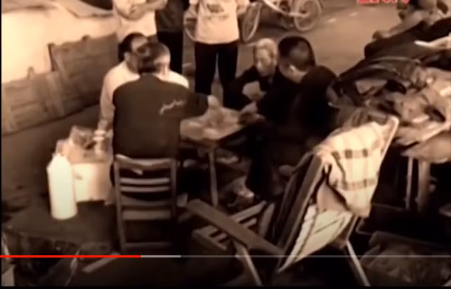 Một thời gian sau Huệ bị bắn làm vợ cho một người đàn ông ở Quảng Tây, Trung Quốc. Còn Tuyết bị giữ lại để làm công cụ kiếm tiền cho chủ chứa. Sau đó, Tuyết lại bị bắn cho một động mại dâm khác ở Thượng Hải. Cuộc hành trình tủi nhục của 2 cô gái trẻ ngày càng đi sâu vào nội địa Trung Quốc. Càng xa biên giới Việt Nam đồng nghĩa với việc hy vọng trở về của họ ngày càng nhỏ nhoi hơn bao giờ hết.