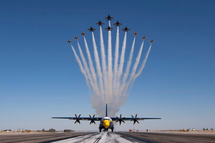 Tiếp đến Trung úy Amanda “Stalin” Lee đã trở thành nữ phi công đầu tiên tham gia đội trình diễn bay Blue Angels nổi tiếng.