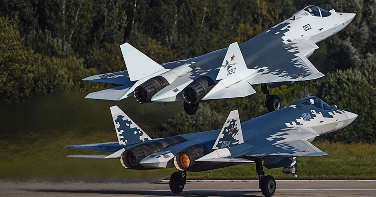 Về đặc điểm kỹ thuật, Su-57 có vật liệu composite tiên tiến để giảm tiết diện radar, vòi phun điều hướng lực đẩy để tăng khả năng cơ động và khoang vũ khí bên trong, duy trì khả năng tàng hình. Nó được trang bị hệ thống radar tinh vi, bao gồm radar N036 Byelka AESA, cung cấp khả năng theo dõi và nhắm mục tiêu vượt trội.