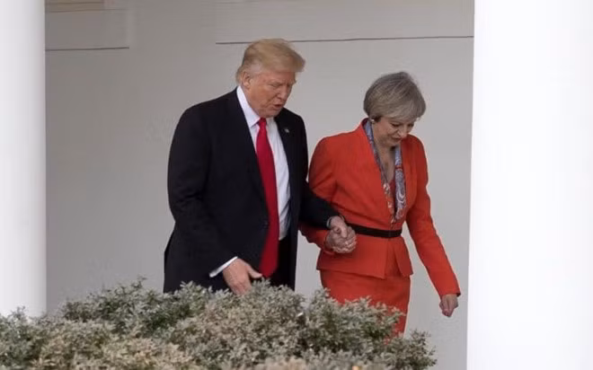 Su that sau cai nam tay cua TT My Donald Trump va Thu tuong Anh-Hinh-2