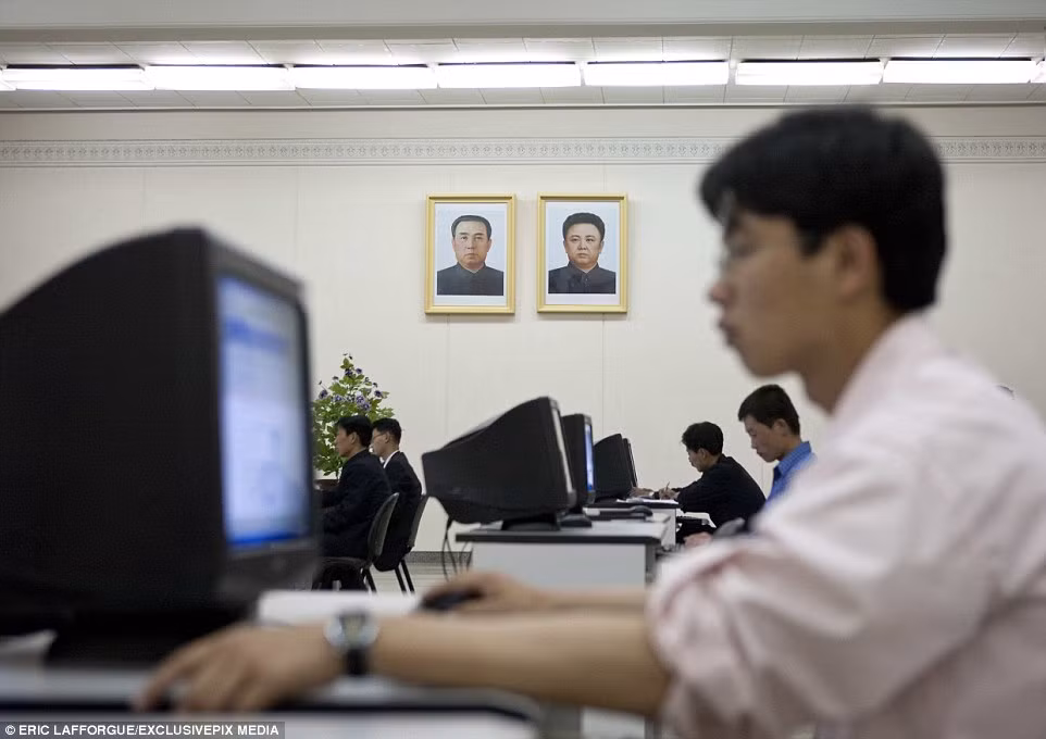 Những sinh viên được phép sử dụng máy tính không kết nối mạng toàn cầu Internet, chỉ được sử dụng mạng nội bộ của đất nước. (Nguồn Dailymail)