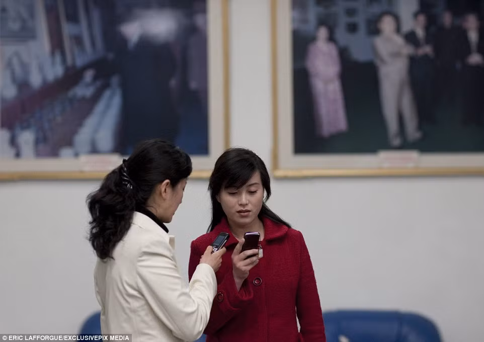 Những người trẻ tuổi được liên lạc với nhau nhiều hơn nhờ sự xuất hiện của điện thoại di động. (Nguồn Dailymail)