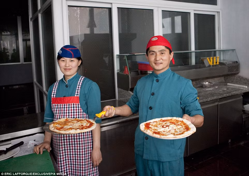 Không chỉ có quần áo, ẩm thực phương Tây cũng đã xâm nhập vào Triều Tiên. Tại một số nhà hàng ở thủ đô Bình Nhưỡng, du khách đã có thể gọi các món burgers hay pizza. (Nguồn Dailymail)