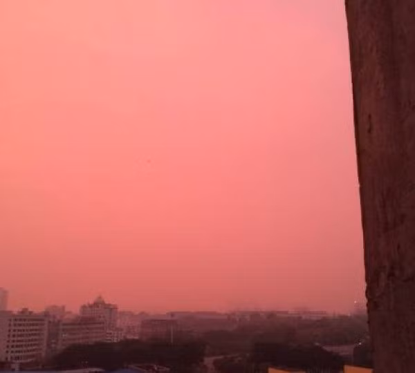 Nhiều người tin rằng khi bầu trời được nhuốm hồng, chắc chắn phải có ẩn tình nào đó. (Nguồn Sina) 记者联系到德兴市环保局，德兴市环保局称环保局已经调查过此事，这次“粉红色”天气现象的产生不是由于污染产生的。周边的企业经过排查只有2家企业在从事生产活动，一家是加工塑料桶，一家是硫酸厂。生产过程中不会有污染物质排放，造成“粉红色”的天气现象。 记者联系到德兴市环保局，德兴市环保局称环保局已经调查过此事，这次“粉红色”天气现象的产生不是由于污染产生的。周边的企业经过排查只有2家企业在从事生产活动，一家是加工塑料桶，一家是硫酸厂。生产过程中不会有污染物质排放，造成“粉红色”的天气现象。 记者联系到德兴市环保局，德兴市环保局称环保局已经调查过此事，这次“粉红色”天气现象的产生不是由于污染产生的。周边的企业经过排查只有2家企业在从事生产活动，一家是加工塑料桶，一家是硫酸厂。生产过程中不会有污染物质排放，造成“粉红色”的天气现象。